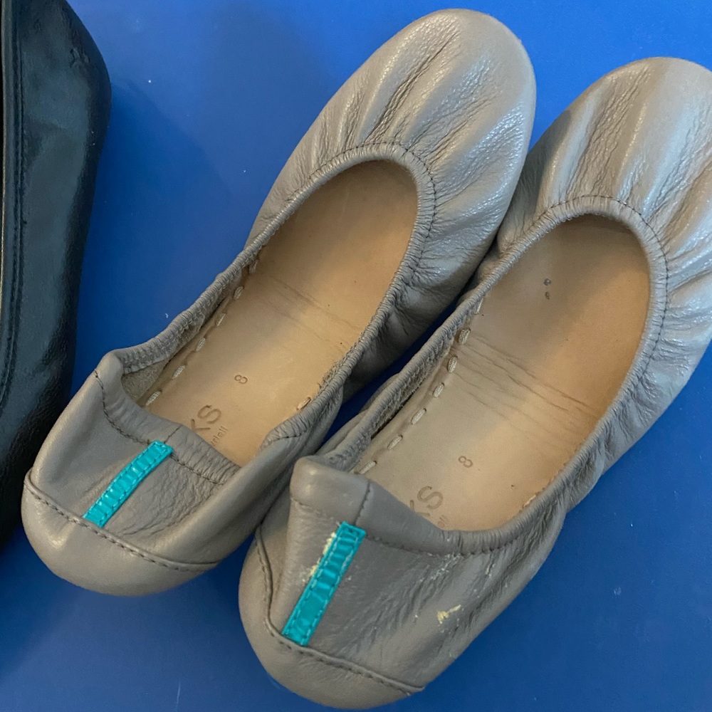 Beige teiks.  Size 8.